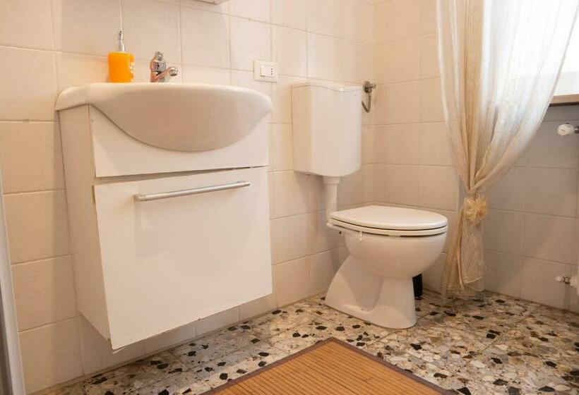 اتاق استاندارد با سرویس بهداشتی مشترک, Forever Rooms