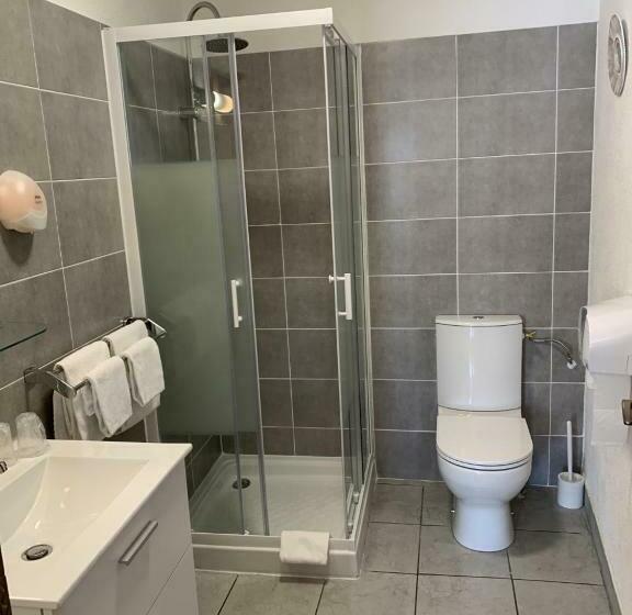 חדר משפחתי, Hôtel Le P'tit Monde