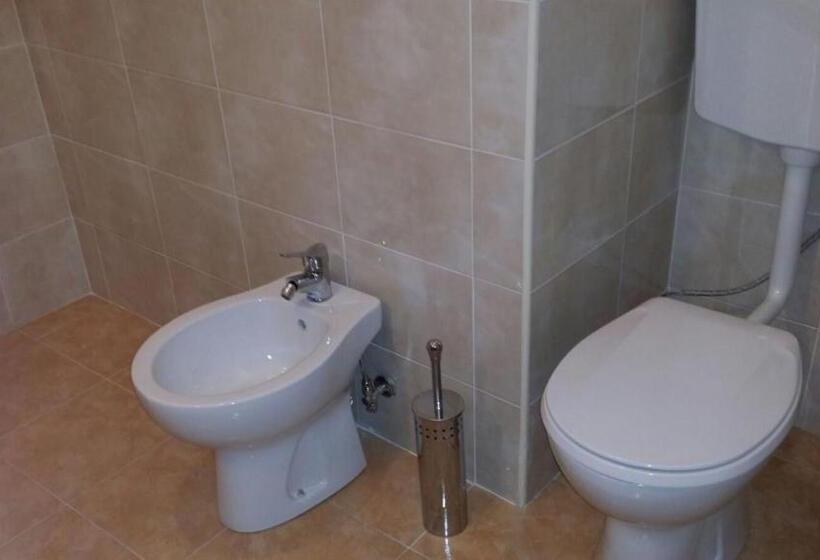 غرفة قياسية مع حمام خارجي, Lanza