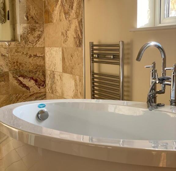 جناح, Woodhouse Farm Lodge