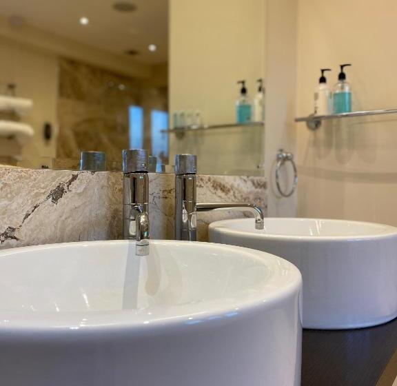 جناح, Woodhouse Farm Lodge