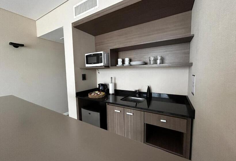 חדר דחוקס עם מיטת קינג, Graciana Residences Apart