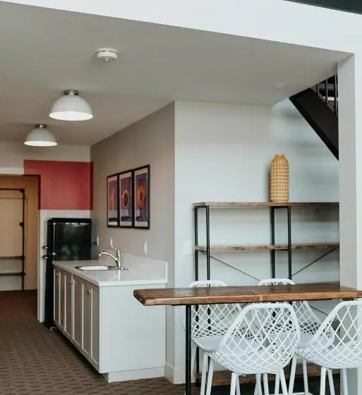 デラックスの４人部屋, The Grove