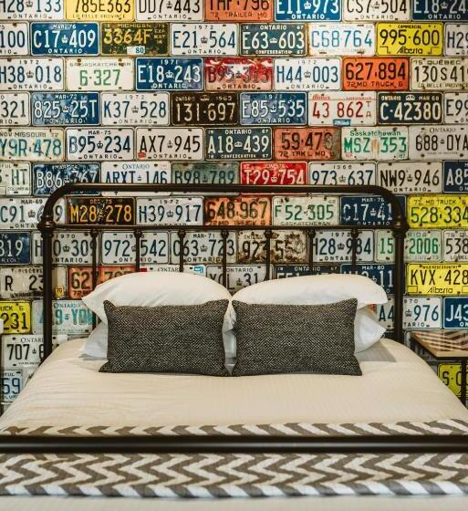 غرفة قياسية مزوَّدة بشُرفة, The Grove