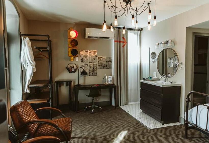 غرفة قياسية مزوَّدة بشُرفة, The Grove