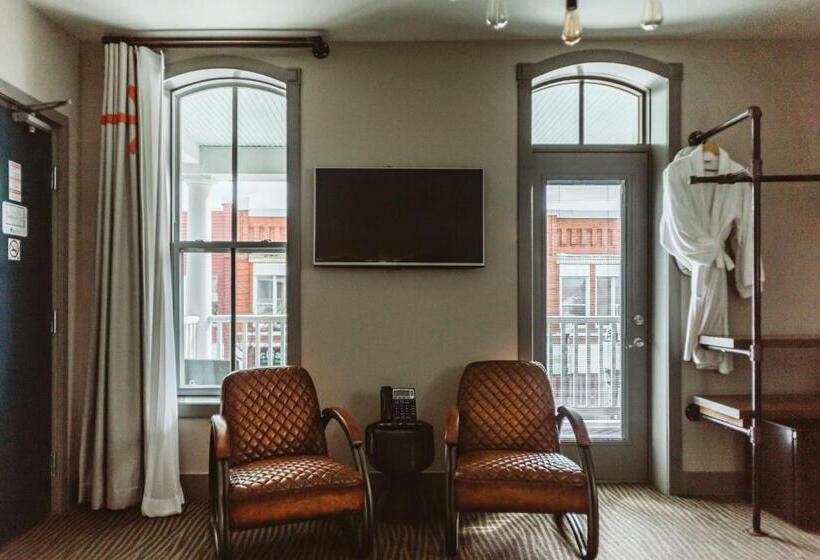 غرفة قياسية مزوَّدة بشُرفة, The Grove