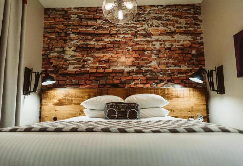 غرفة قياسية, The Grove