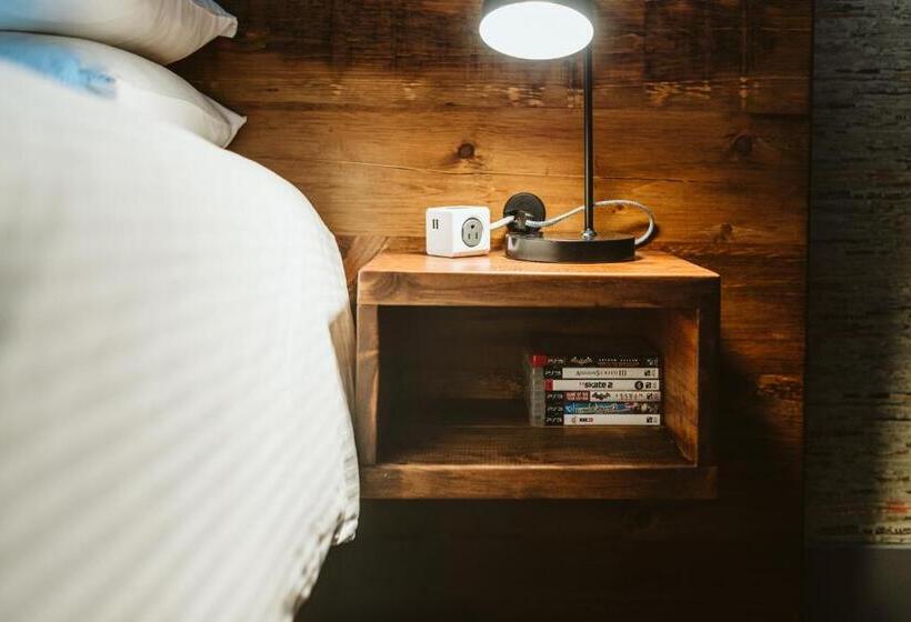 غرفة قياسية, The Grove