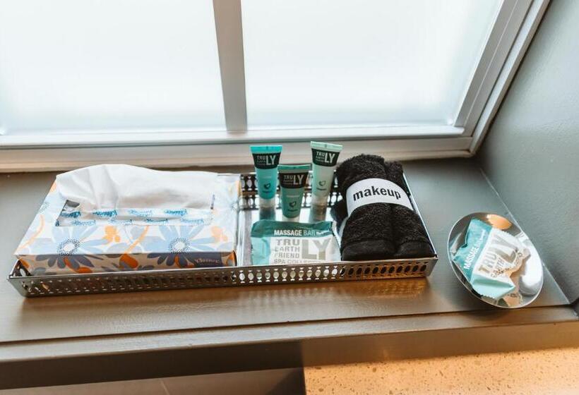 غرفة قياسية, The Grove