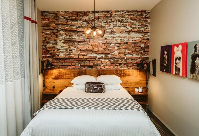 غرفة قياسية, The Grove