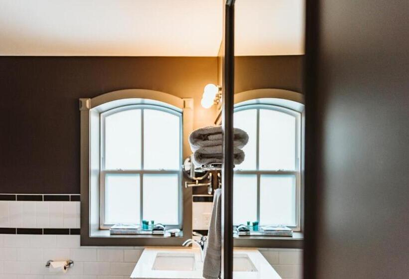 غرفة قياسية, The Grove