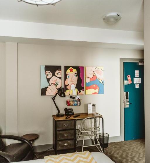 غرفة قياسية, The Grove