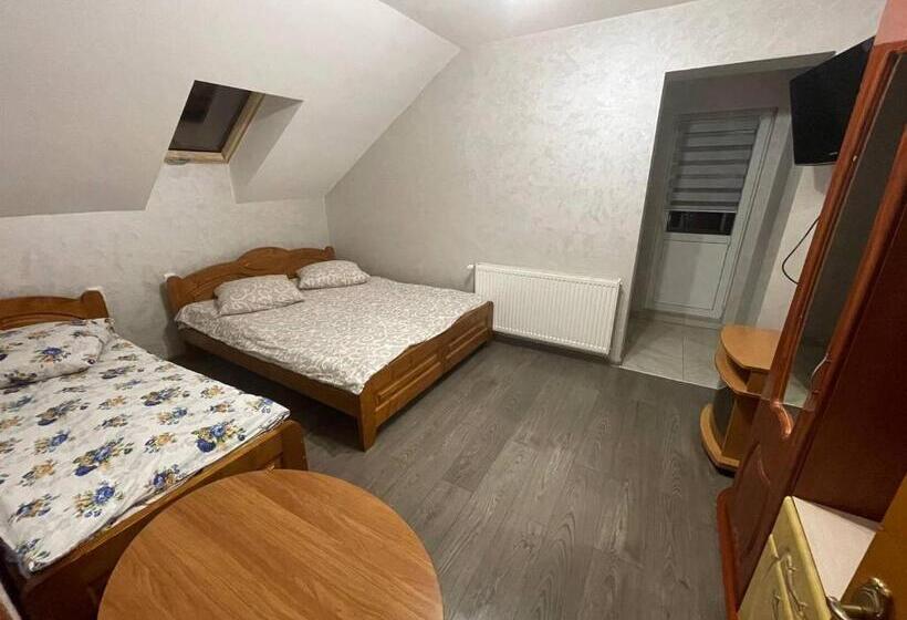 Habitació Triple Estàndard amb Balcó, лимонний дім