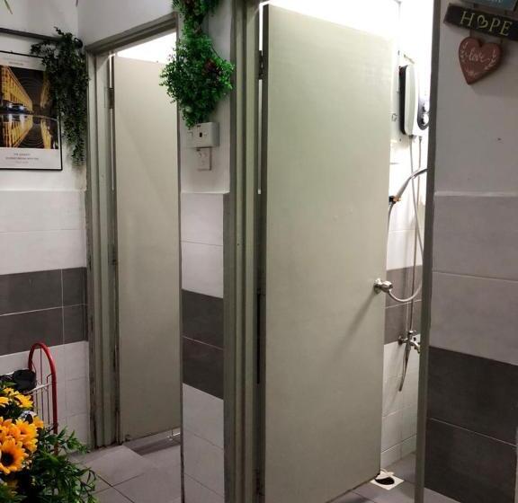 חדר משפחתי, Alia Express Cz