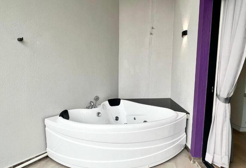 جناح جونيور, Cameron Lavender Mansion By Play