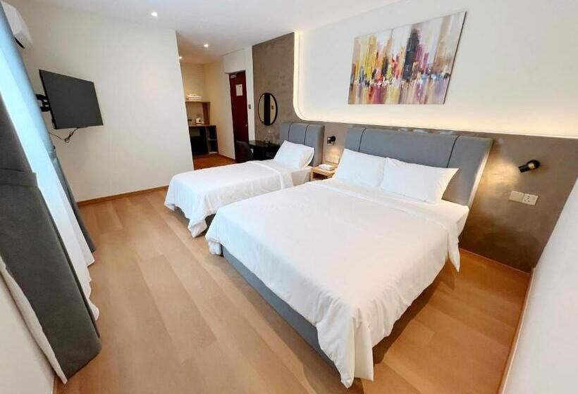 豪华三人间, The Borneo