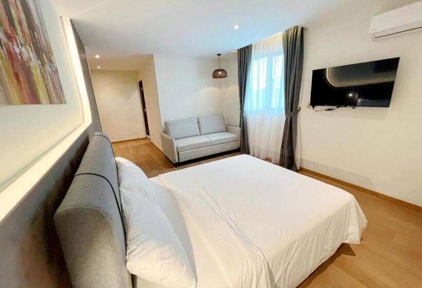 小型豪华套房, The Borneo