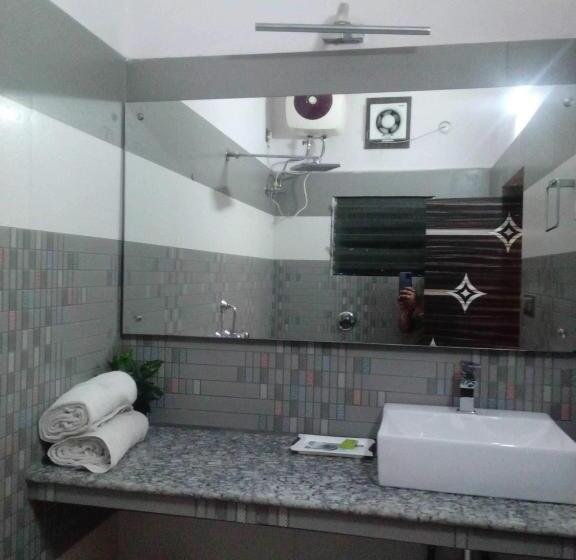 اتاق کلاسیک سه تخته, Oyo Flagship Hotel Mahal