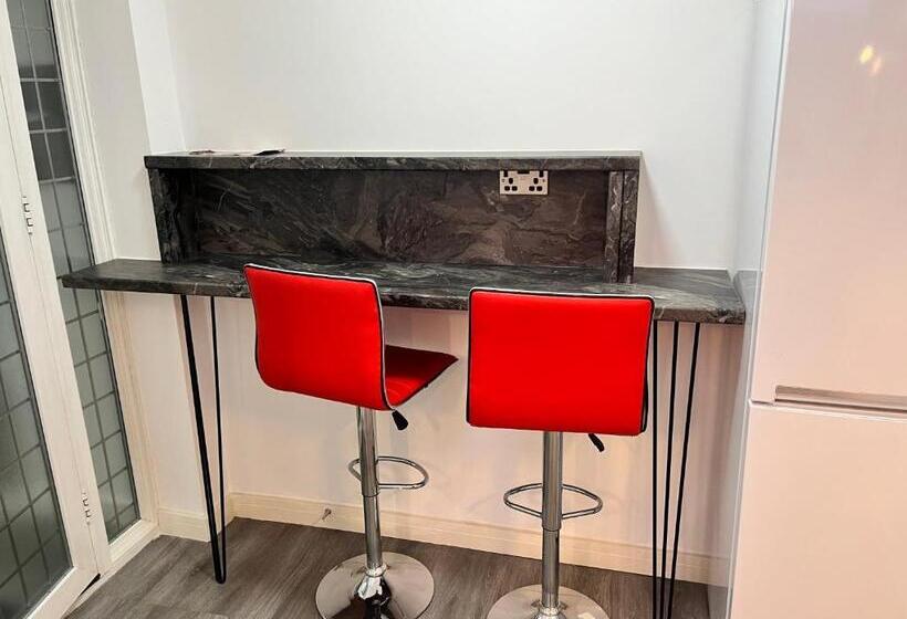 标准单人间, Pinewood Guest House