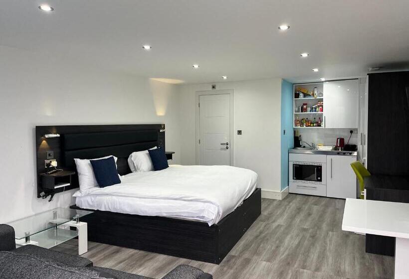 Студио Стандарт Вид на Сад, Pinewood Guest House
