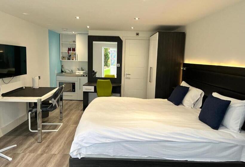 带花园景观的标准工作室, Pinewood Guest House