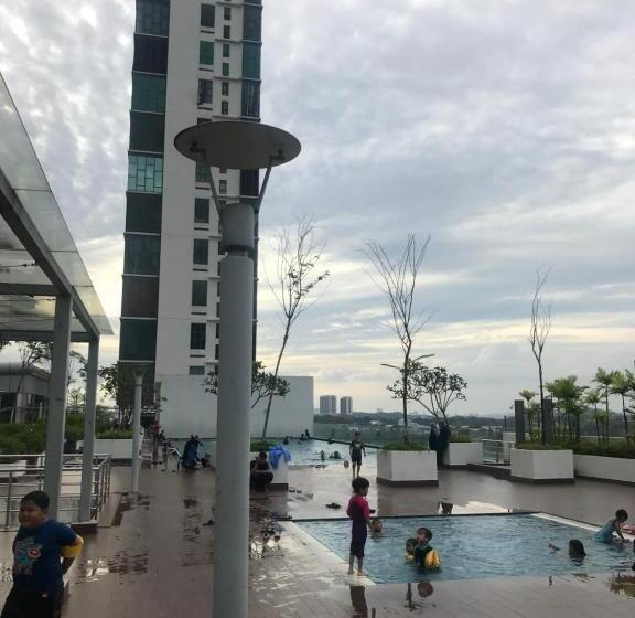 Студио Стандарт Вид на Бассейн, Evo Soho Studio Suites Bangi By Molek Homestay  Pool Or City View