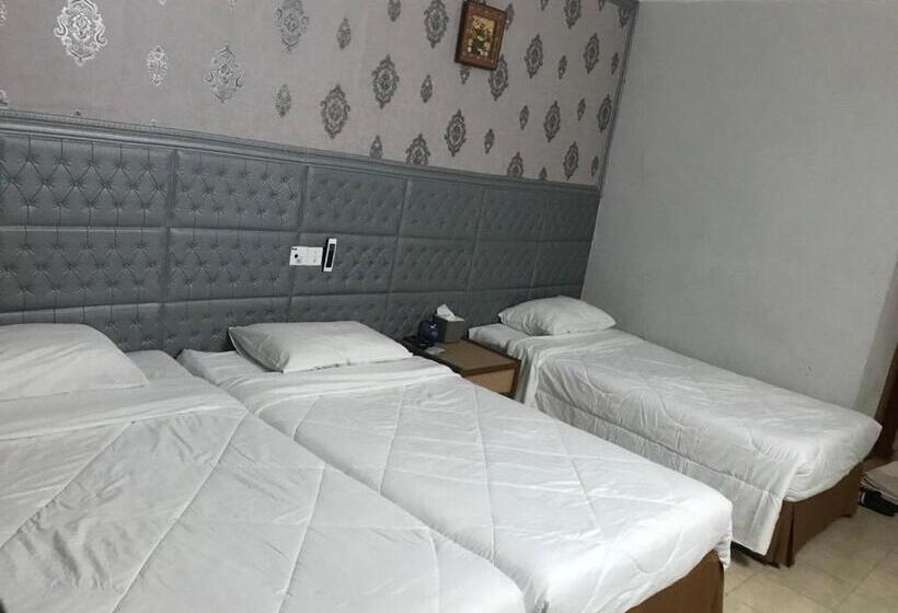 חדר סטנדרט לשלושה, Lily Budget