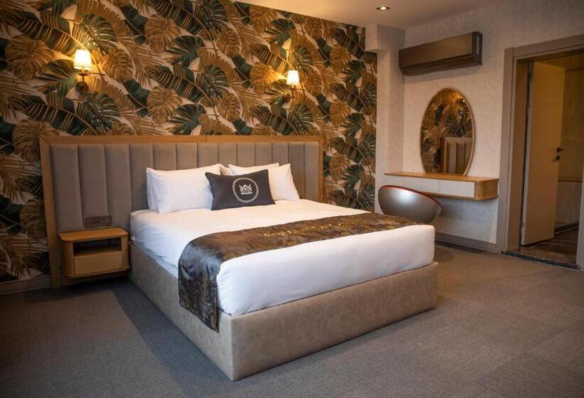 سوئیت با بالکن, Mateo