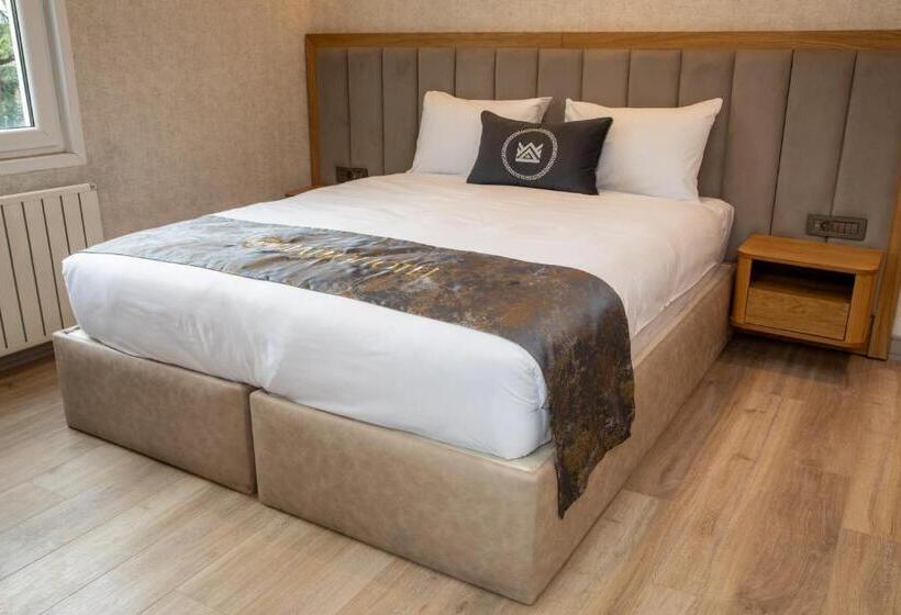 اتاق لوکس, Mateo