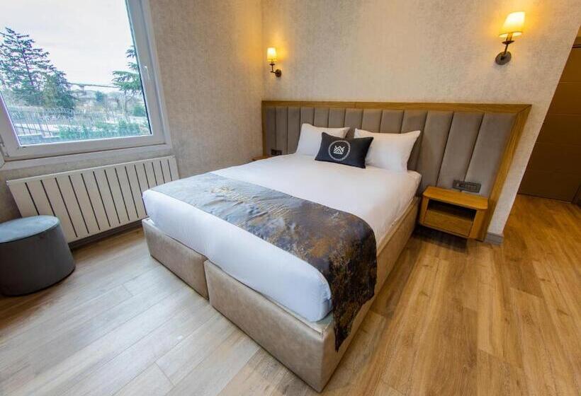 اتاق لوکس, Mateo