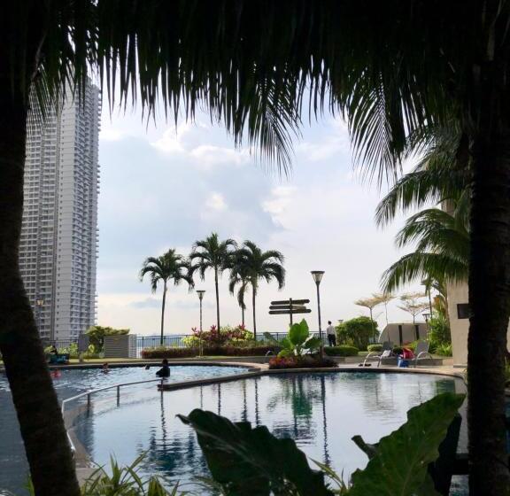 Standard room with outdoor bath, Medium Sized Bedroom, Girls Only In Country Garden Danga Bay, 2pax, Free Wifi, Parking