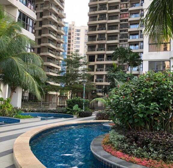 Standard room with outdoor bath, Medium Sized Bedroom, Girls Only In Country Garden Danga Bay, 2pax, Free Wifi, Parking