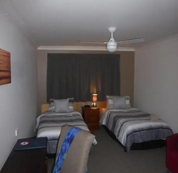 اتاق استاندارد با سرویس بهداشتی مشترک, The Edge Guest Rooms