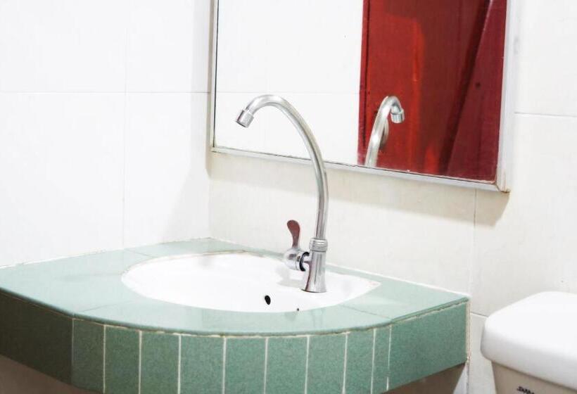 اتاق ساده سه نفره, Plaza Inn