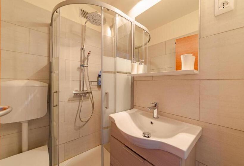 غرفة قياسية سرير كينج, Garda Doma