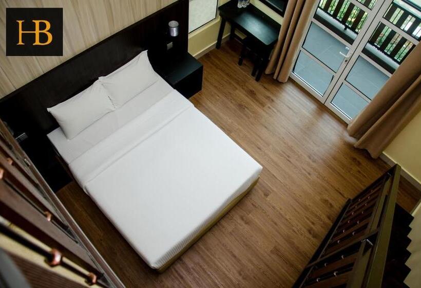 חדר משפחתי, H Benjamin Residence