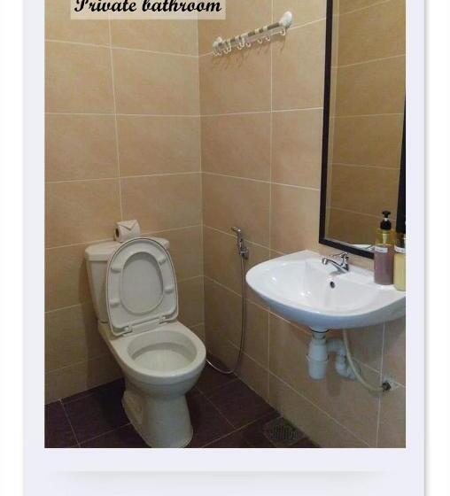 חדר סטנדרט לשלושה עם מרפסת, Riverside Palm Inn Sg Lembing