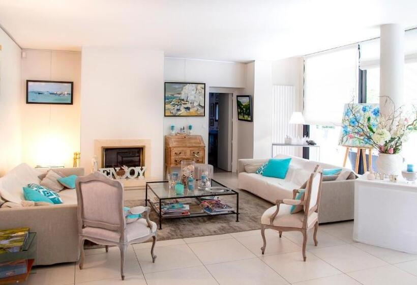 ویلای یک اتاق خوابه با استخر شنا, Le Champ Du Renne