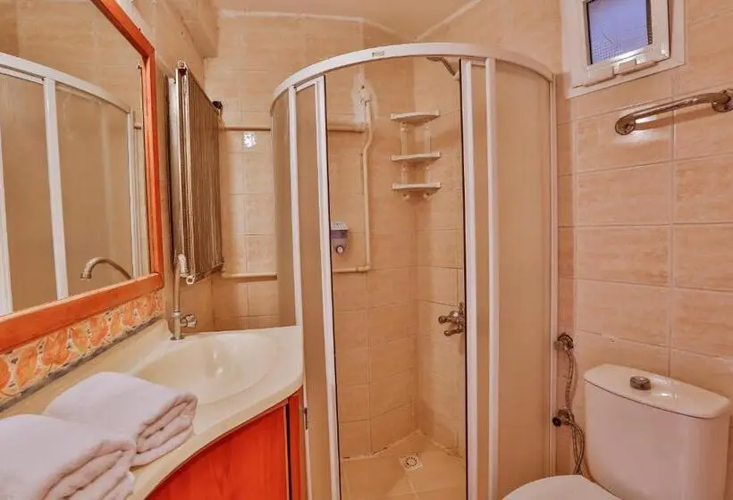 اتاق خانوادگی با چشم‌انداز دریا, Club Hotel Gultur