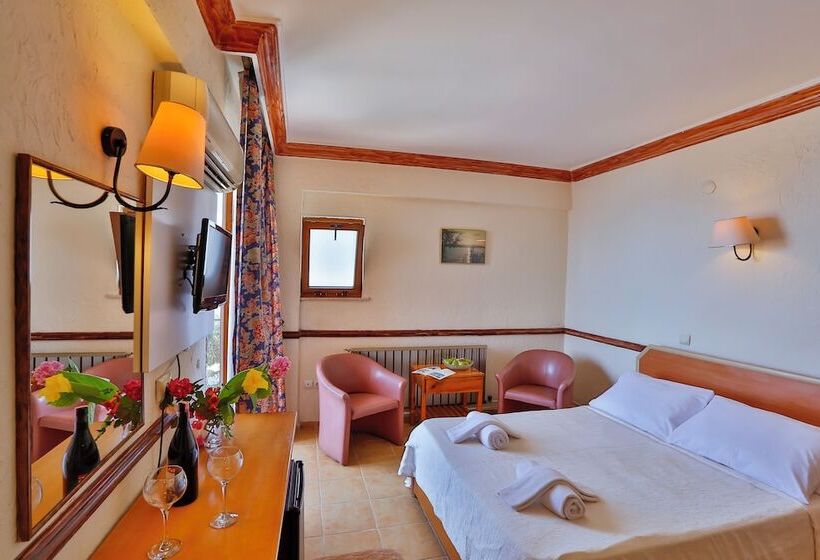 اتاق استاندارد سه تخته با چشم‌انداز باغ, Club Hotel Gultur