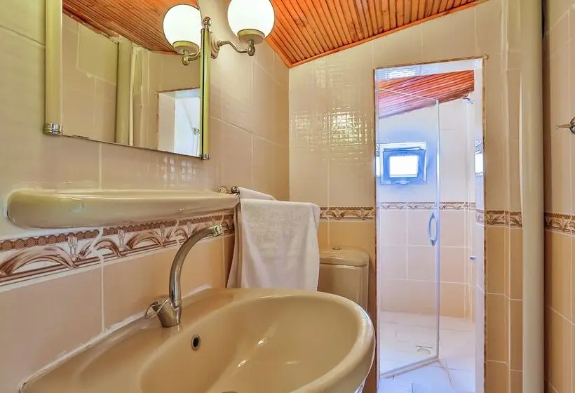 اتاق استاندارد چهارنفره با چشم‌انداز باغ, Club Hotel Gultur
