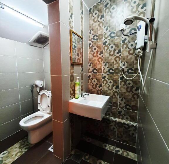 חדר משפחתי, Lodge 163 Ventures