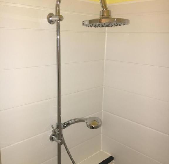 חדר סטנדרט לשלושה, Alain Et Martine