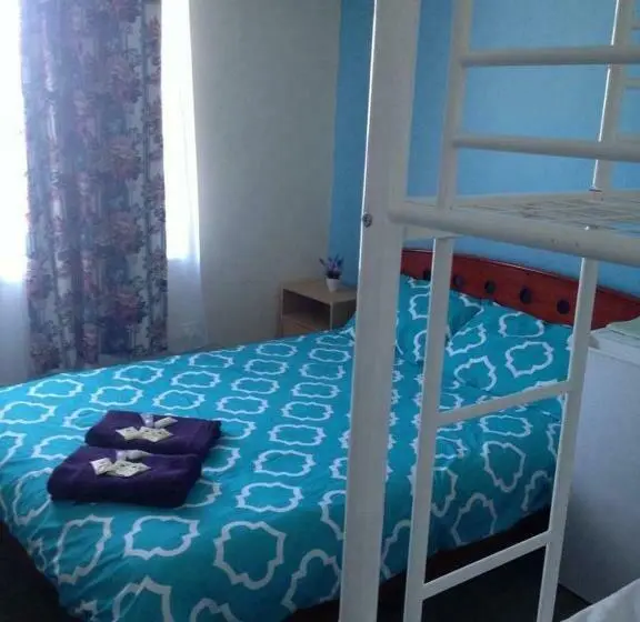 Perhehuone, Port Adelaide Backpackers
