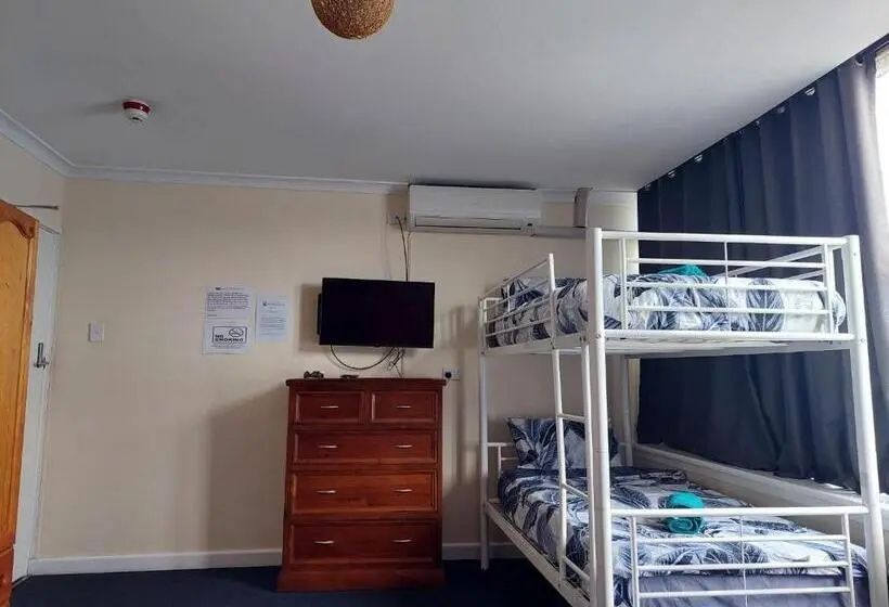Perhehuone, Port Adelaide Backpackers