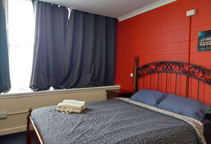חדר משפחתי, Port Adelaide Backpackers