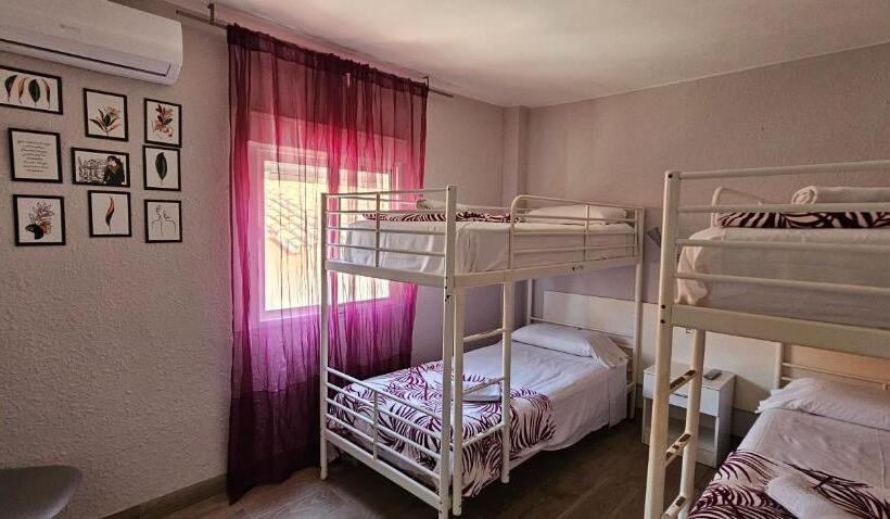 اتاق استاندارد چهار تخته, Hostal La Cabaña