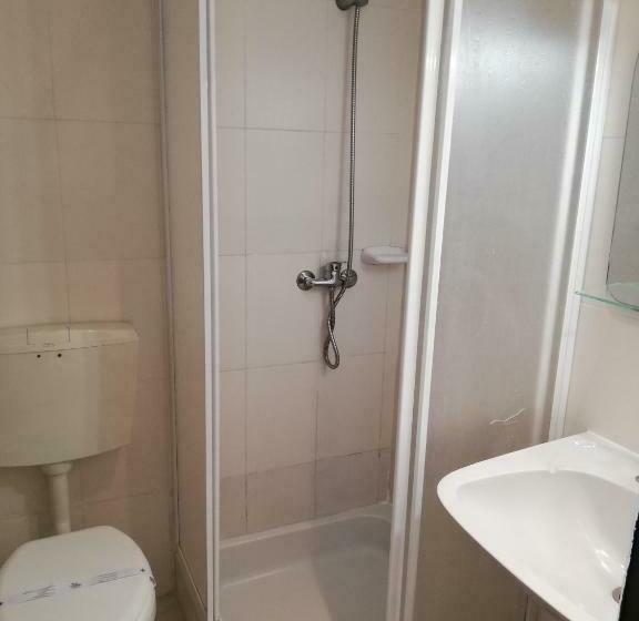 スタンダードトリプルルーム, Central Guest House