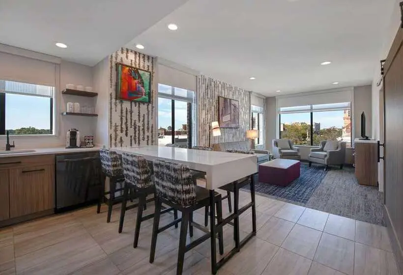 キングサイズベッドのデラックススイート, Embassy Suites By Hilton Berkeley Heights