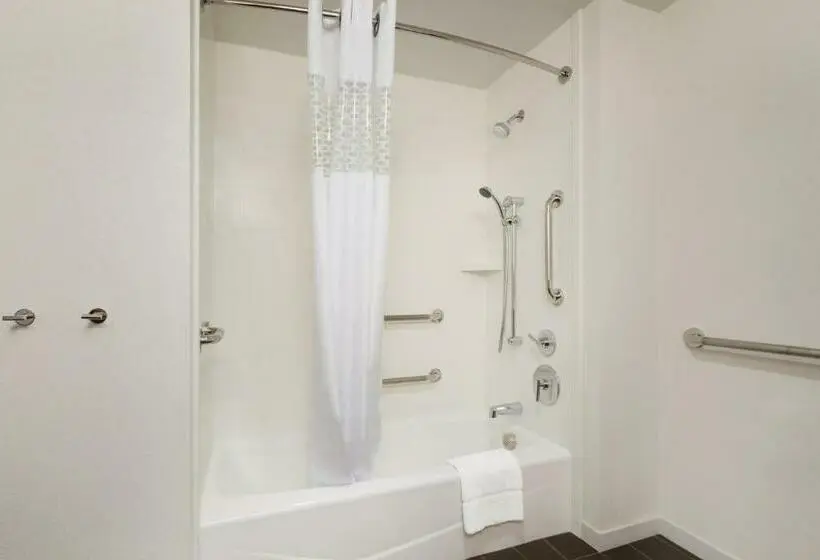 身障者適用キングサイズベッドルーム, Hampton Inn St Albans